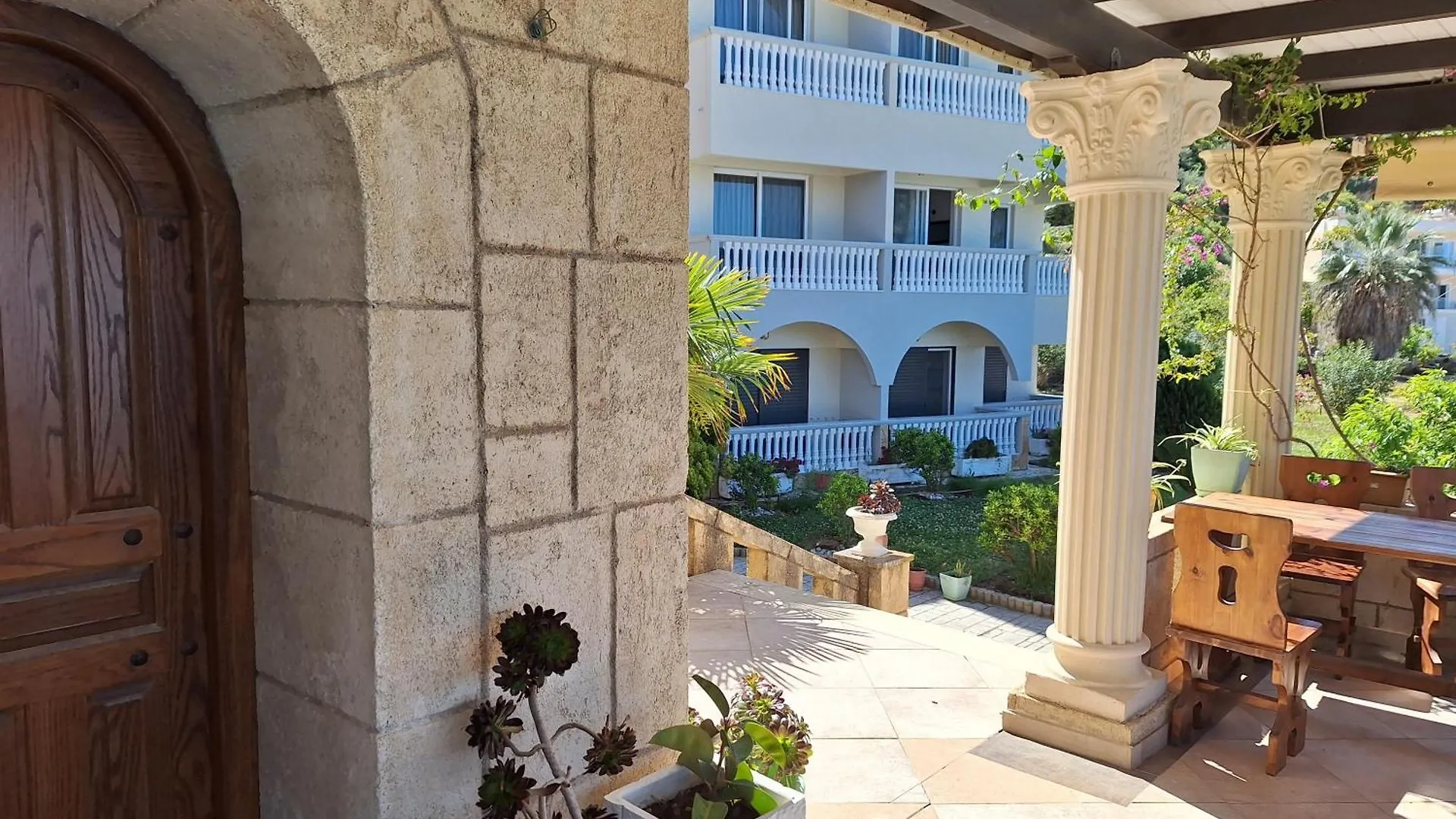 Castle Hotel Himarë 3*,